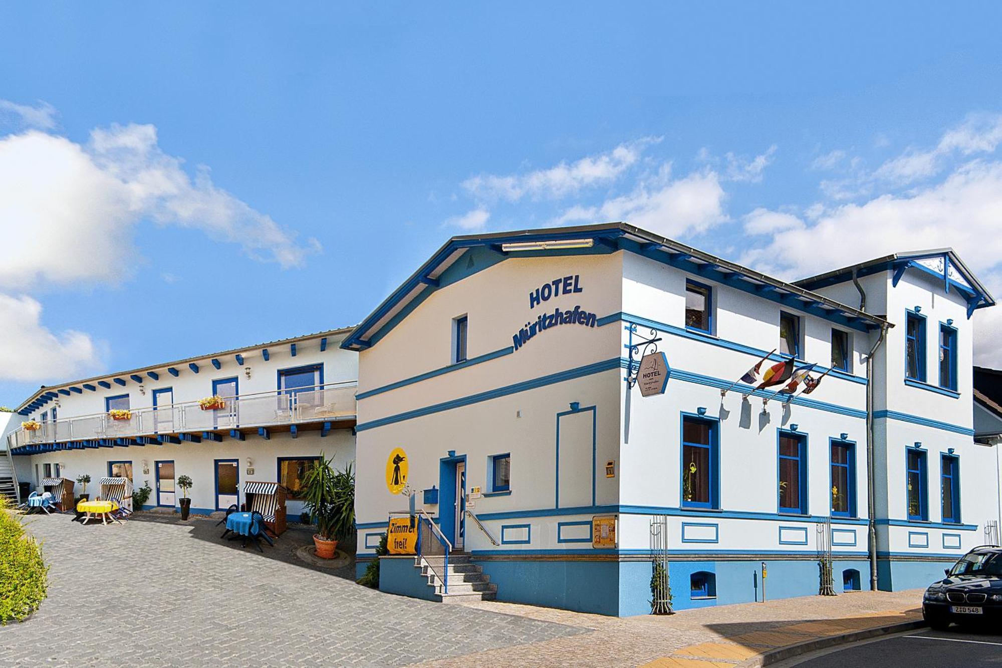 Hotel Am Mueritzhafen Garni Варен Екстериор снимка
