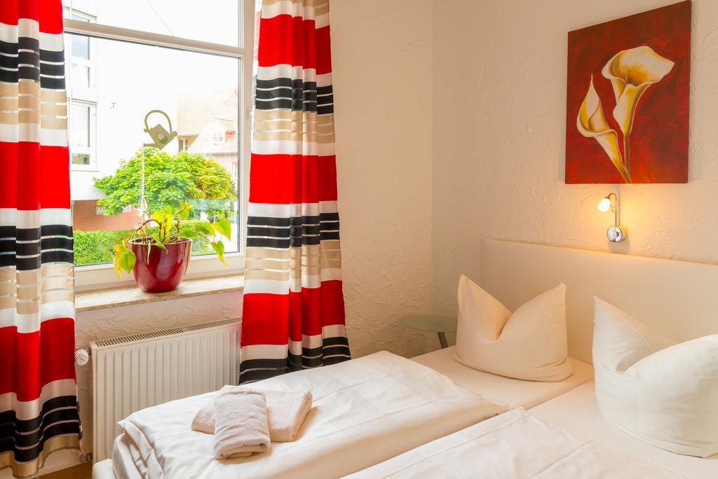 Hotel Am Mueritzhafen Garni Варен Екстериор снимка