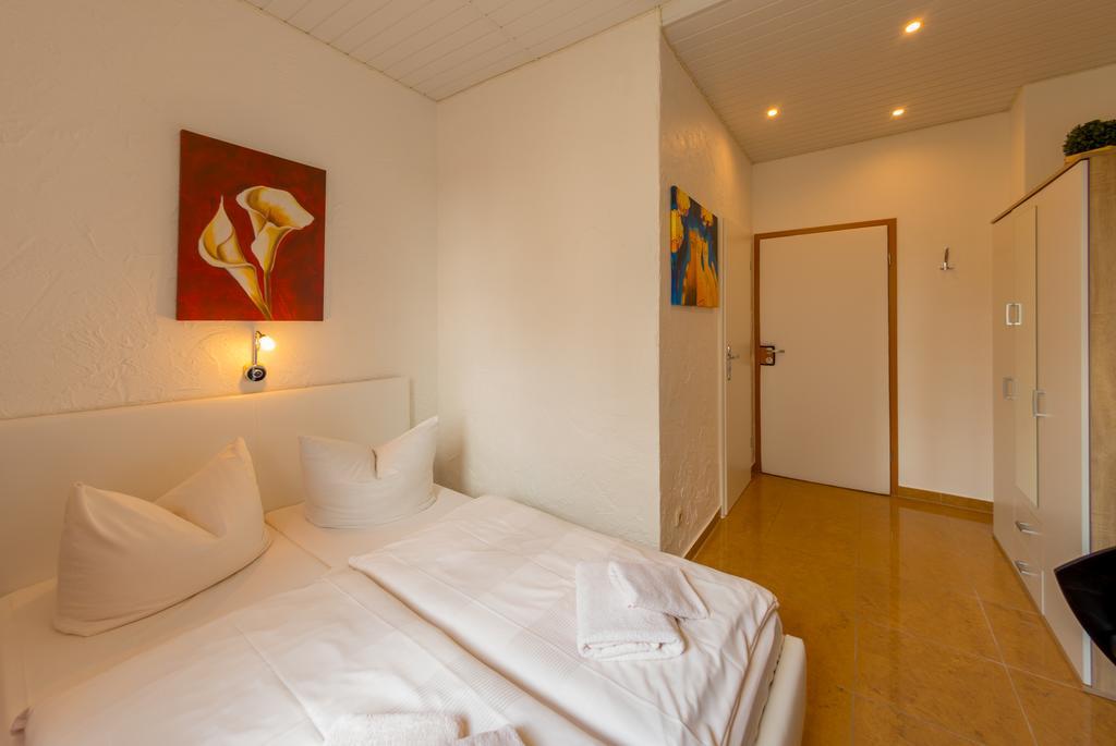 Hotel Am Mueritzhafen Garni Варен Екстериор снимка