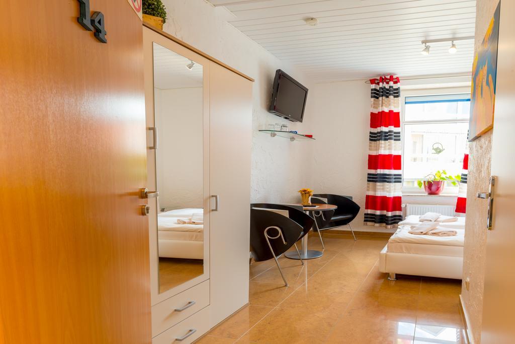 Hotel Am Mueritzhafen Garni Варен Екстериор снимка