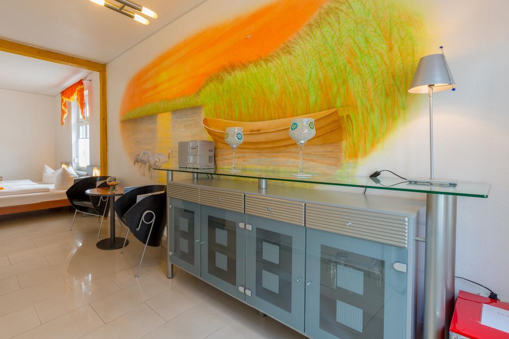Hotel Am Mueritzhafen Garni Варен Екстериор снимка
