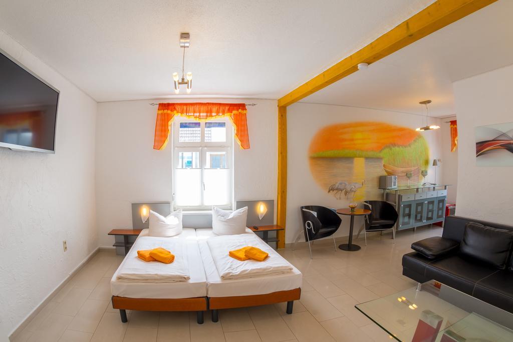 Hotel Am Mueritzhafen Garni Варен Екстериор снимка