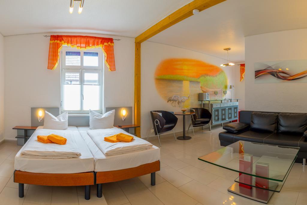 Hotel Am Mueritzhafen Garni Варен Екстериор снимка