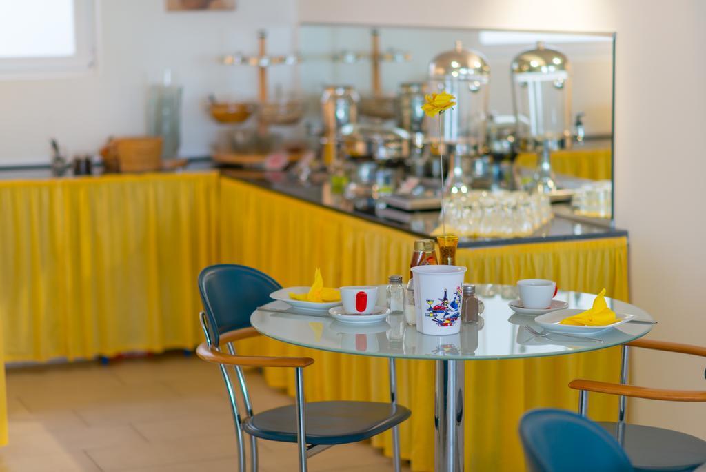 Hotel Am Mueritzhafen Garni Варен Екстериор снимка
